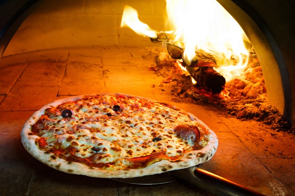 Pizza cotta nel tradizionale forno a legna.