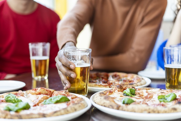 Pizza e birra: la combinazione perfetta per una serata rilassante