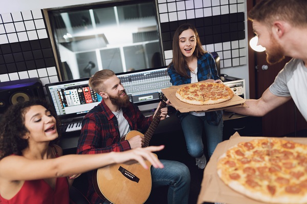 Serata di pizza e musica.